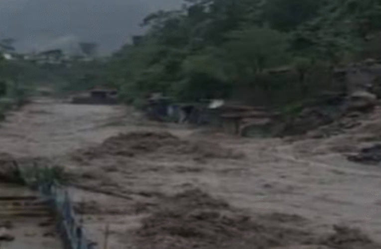 देहरादून के सहस्रधारा में बादल फटने से भारी नुकसान, होटल और दुकानें क्षतिग्रस्त