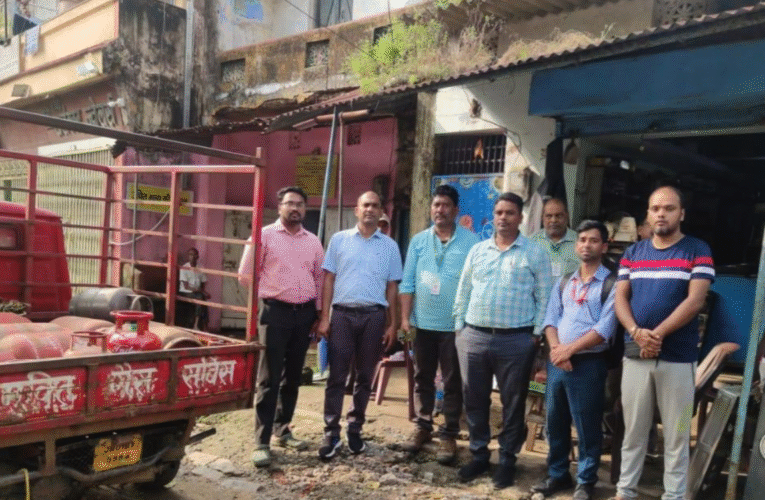 जिला प्रशासन रांची की बड़ी कार्रवाई: हरमू बाजार में अवैध गैस सिलिंडर रिफिलिंग पर छापा, 12 सिलिंडर जब्त