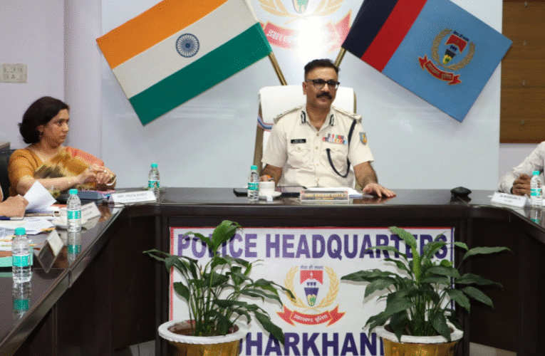 डीजीपी ने आगामी दुर्गा पूजा के अवसर पर सुरक्षा एवं विधि-व्यवस्था के संबंध में की समीक्षा बैठक