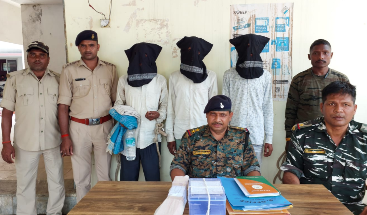 चतरा पुलिस ने हत्या के मामले में चार अभियुक्तों को किया गिरफ्तार, हथियार बरामद 20250917_212619