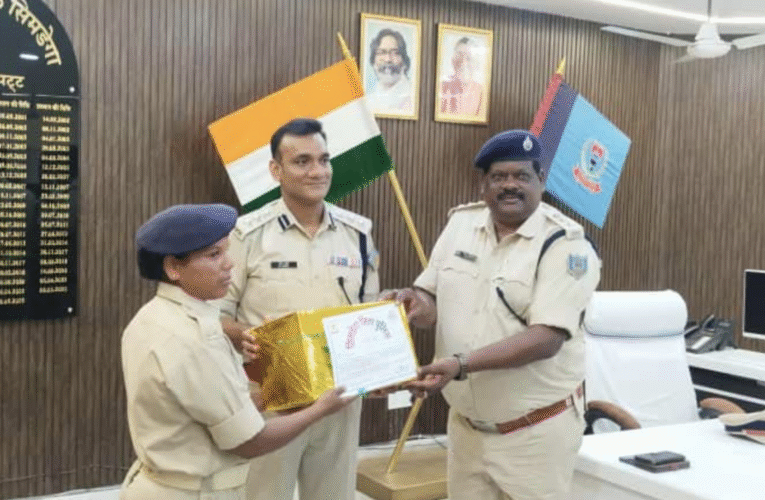 महिला आरक्षी पार्वती कुमारी बनीं पुलिस कर्मी ऑफ द वीक, एसपी ने किया सम्मानित