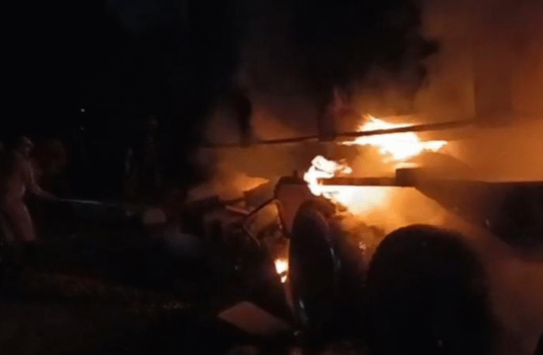 हजारीबाग: बरकट्ठा जीटी रोड पर ट्रेलर और हाइवा की जोरदार टक्कर, दोनों वाहनों में लगी आग; एक व्यक्ति फंसा