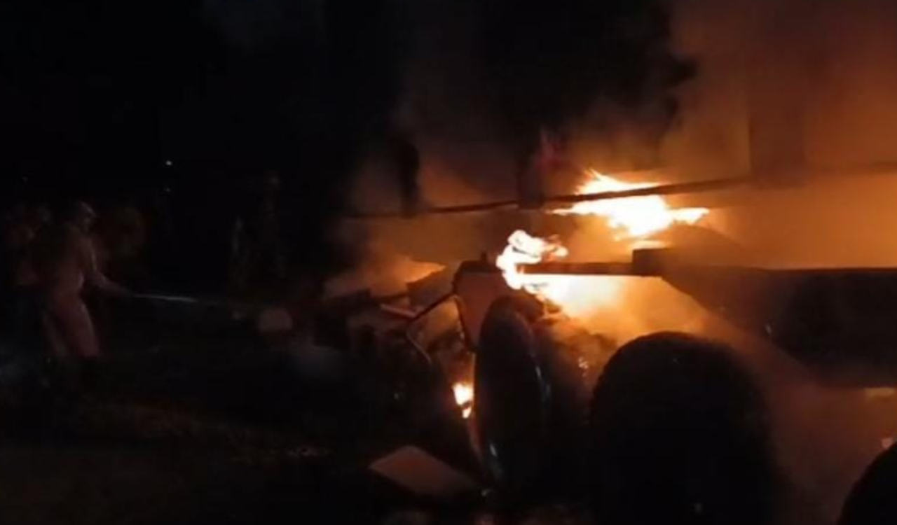 हजारीबाग: बरकट्ठा जीटी रोड पर ट्रेलर और हाइवा की जोरदार टक्कर, दोनों वाहनों में लगी आग; एक व्यक्ति फंसा 20250919_085809