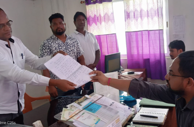 बिजली समस्याओं को लेकर झामुमो जिला अध्यक्ष ने कार्यपालक अभियंता को सौंपा ज्ञापन