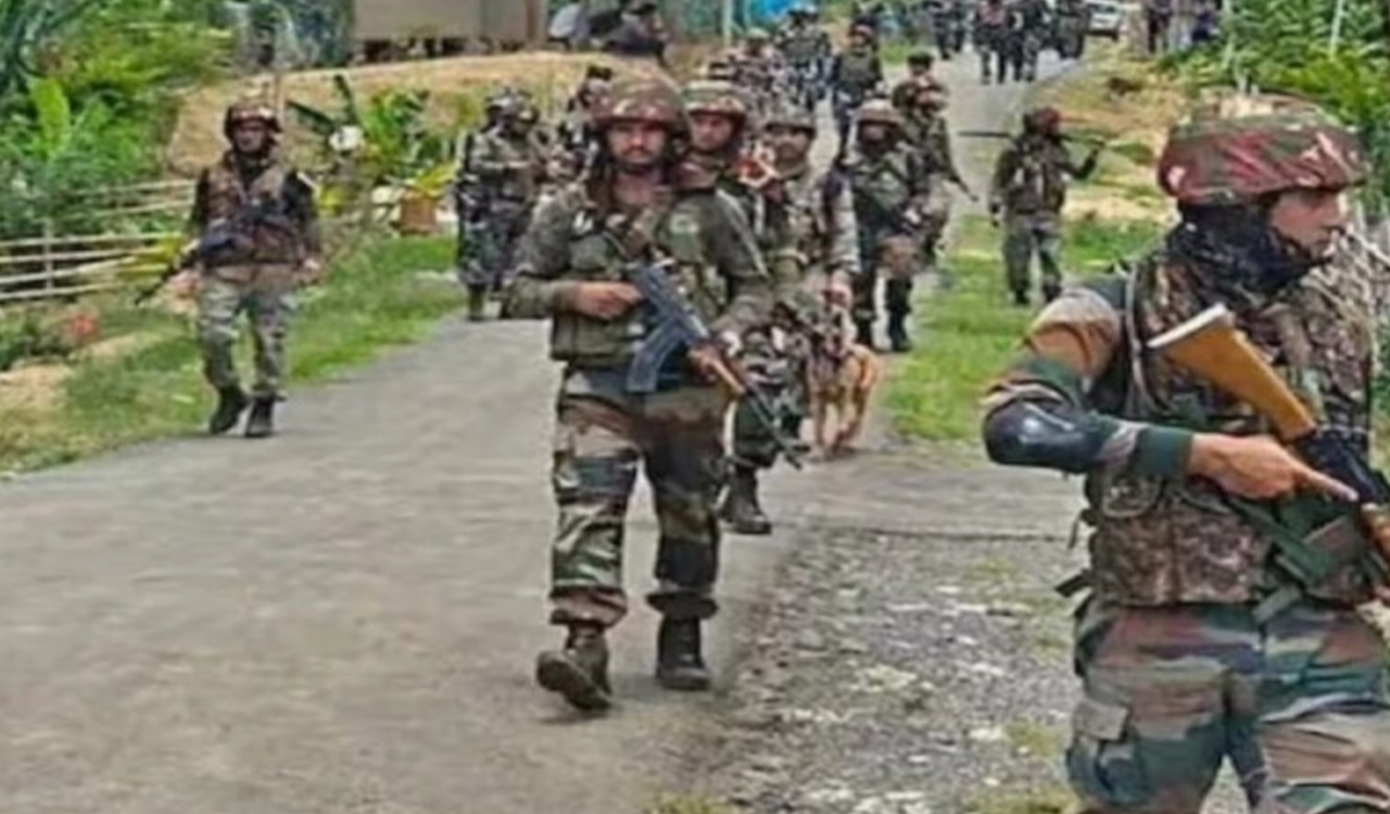 मणिपुर के बिष्णुपुर में असम राइफल्स के वाहन पर आतंकी हमला, दो जवान शहीद, तीन घायल 4 20250919 220757