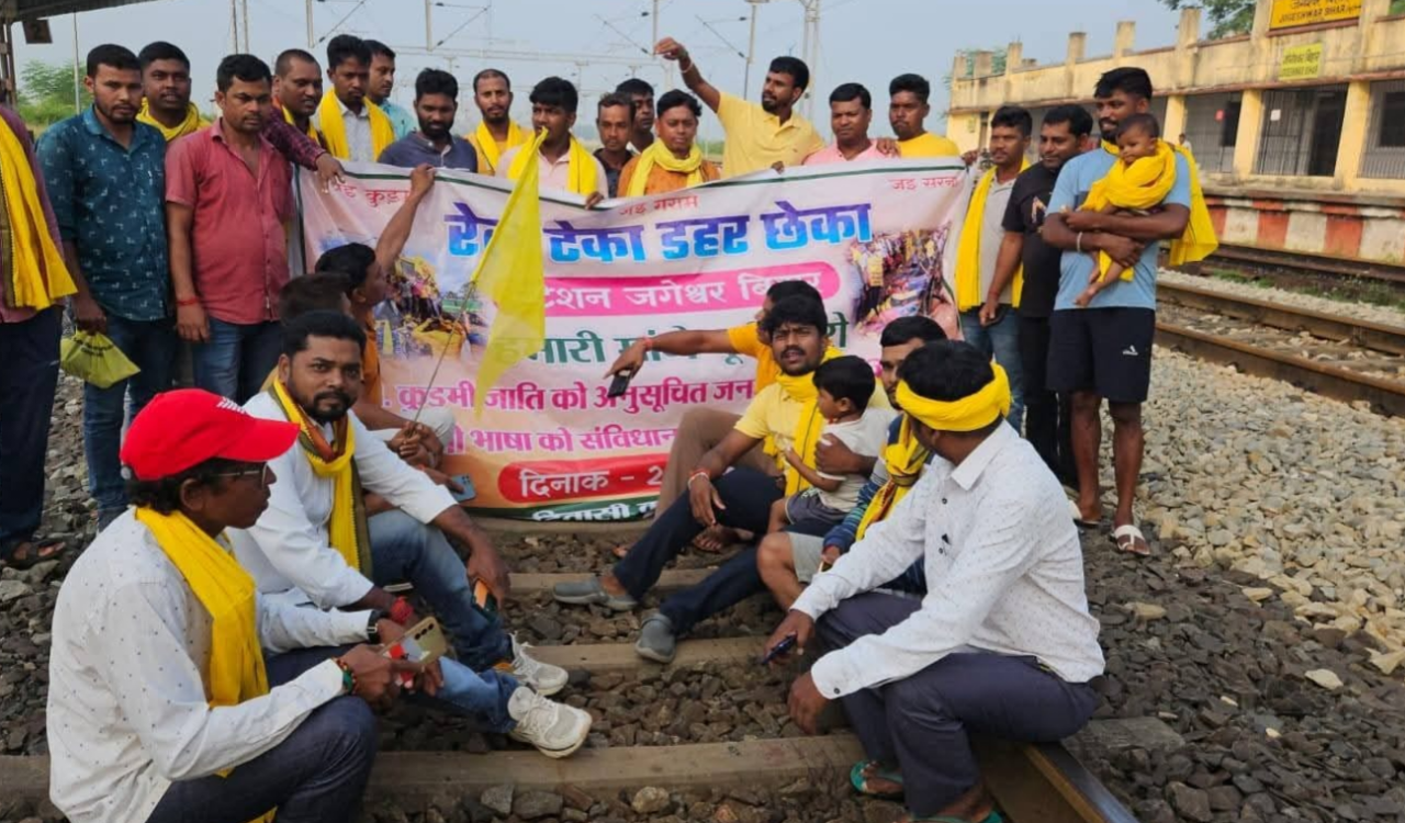 झारखंड में कुड़मी समाज का रेल रोको आंदोलन: आदिवासी दर्जे की पुरानी मांग को लेकर कई जगह ट्रेनें थमीं 20250920_074424