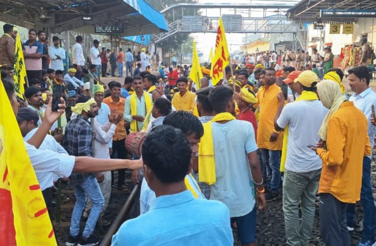 कुड़मी समाज का जोरदार विरोध: पारसनाथ रेलवे स्टेशन पर पटरी जाम, रेल परिचालन ठप