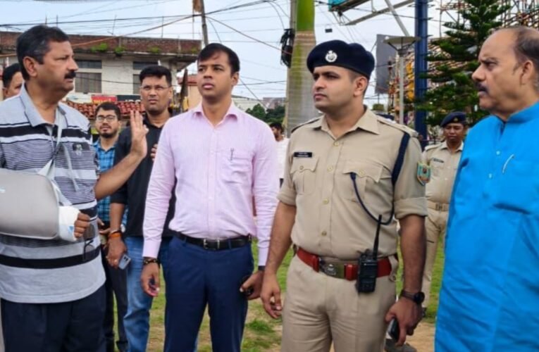 दुर्गापूजा और विजयादशमी के लिए जिला प्रशासन ने कसी कमर, पूजा पंडालों और रावण दहन स्थलों का किया निरीक्षण