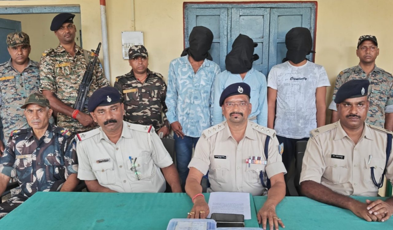 बोकारो पुलिस ने ATM धोखाधड़ी के मामले में तीन अभियुक्तों को किया गिरफ्तार 20250921_215939