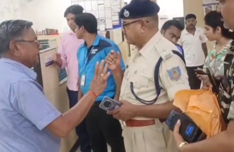 मधुपुर के HDFC बैंक में दिनदहाड़े सनसनीखेज लूट, 6 हथियारबंद अपराधियों ने लाखों की नगदी और जेवरात उड़ाए