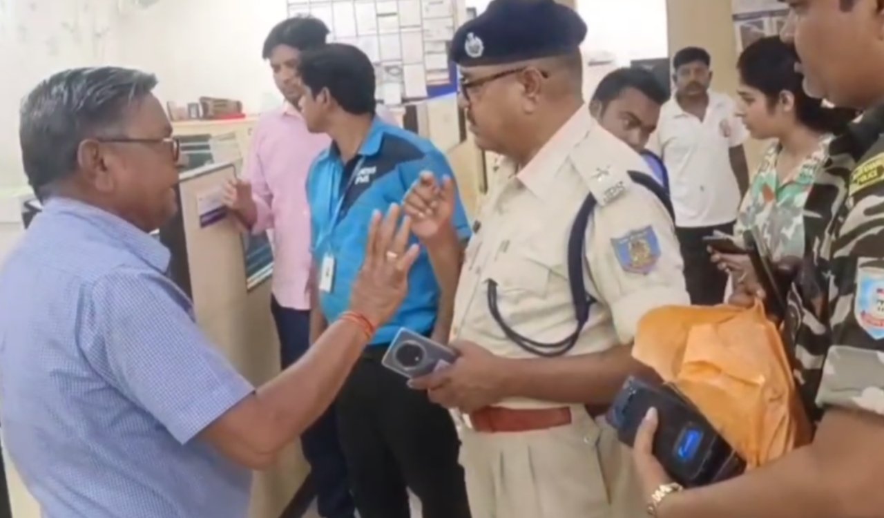 मधुपुर के HDFC बैंक में दिनदहाड़े सनसनीखेज लूट, 6 हथियारबंद अपराधियों ने लाखों की नगदी और जेवरात उड़ाए 20250922_165014