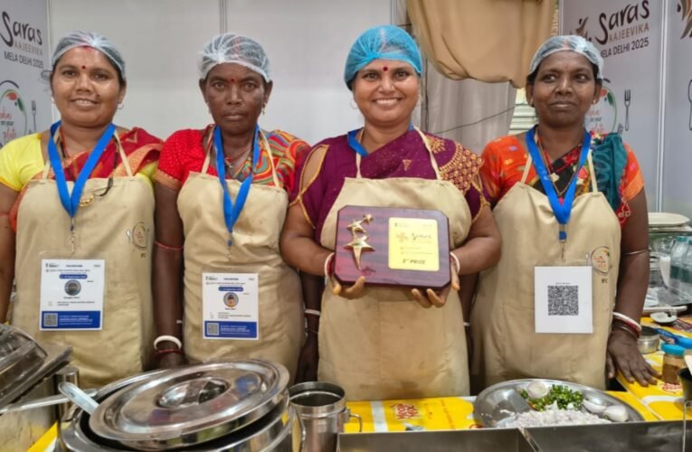 झारखंड की ग्रामीण महिलाओं ने सरस आजीविका मेले में मचाई धूम, 25 लाख से अधिक का कारोबार