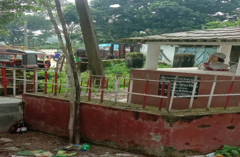 बख्तर साय-मुंडल सिंह स्मृति स्थल पर शराबियों का जमावड़ा, आस्था का अपमान, गंदगी और अपराध का डर बढ़ा