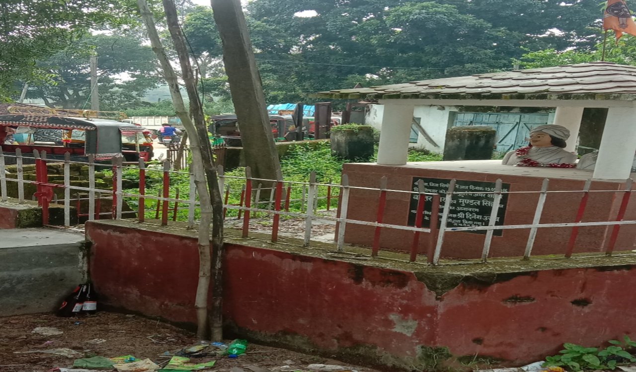 बख्तर साय-मुंडल सिंह स्मृति स्थल पर शराबियों का जमावड़ा, आस्था का अपमान, गंदगी और अपराध का डर बढ़ा 20250923_213847