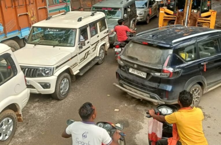 सिमडेगा-रांची एनएच-143 पर गड्ढों से लगातार जाम, यात्रियों की बढ़ी परेशानी