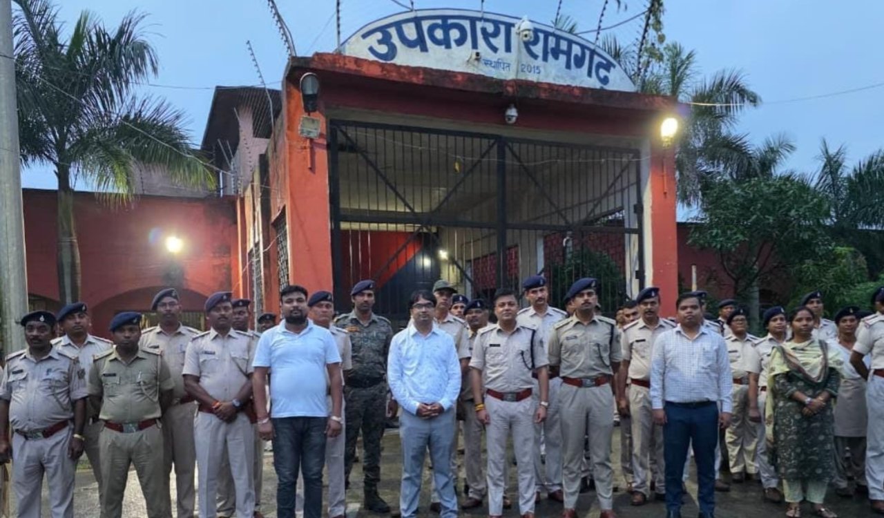 उपायुक्त और पुलिस अधीक्षक ने किया रामगढ़ उपकारा का निरीक्षण 7 20250923 222547