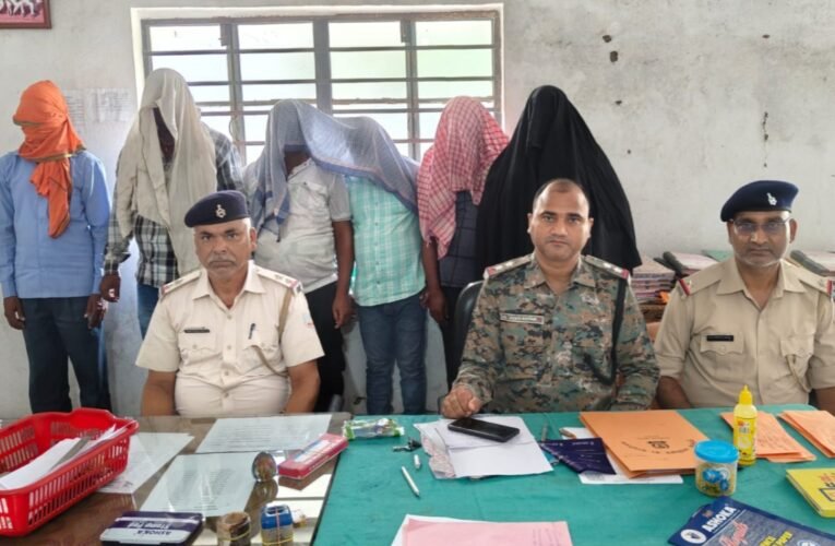 पलामू पुलिस की बड़ी कार्रवाई: अवैध जुआ सट्टे के खिलाफ छापेमारी, 6 गिरफ्तार, नकदी और सामान जब्त