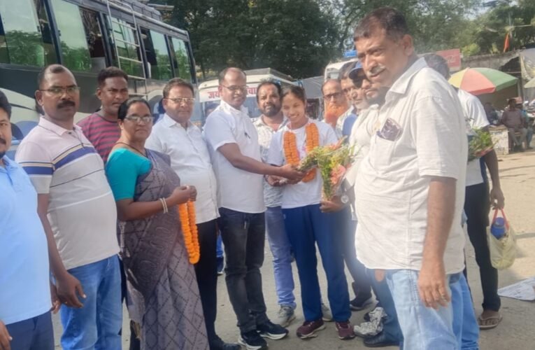 सिमडेगा की बेटी प्रीति लकड़ा ने स्वर्ण पदक जीत रचा इतिहास, झामुमो ने किया जोरदार स्वागत