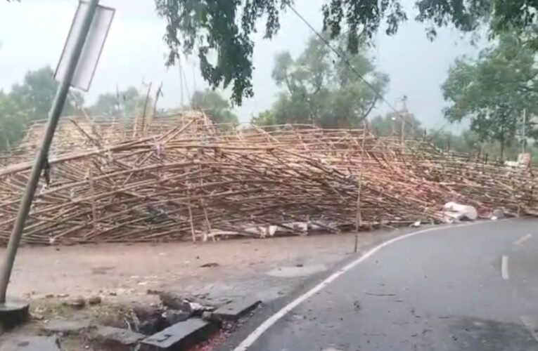 लाखों का पंडाल माचिस की तिल्ली की तरह ढहा ..देखिये Live वीडियो…धनबाद में आंधी और बारिश से पूजा पंडालों को भारी नुकसान