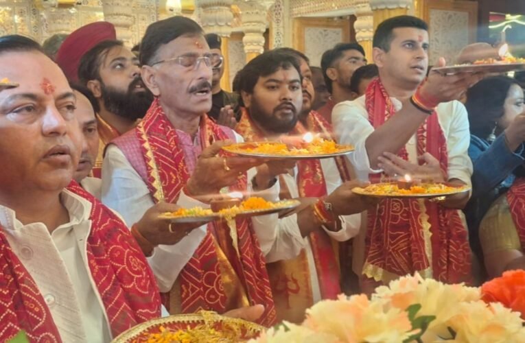 चंद्रशेखर आजाद दुर्गा पूजा समिति ने धूमधाम से दुर्गोत्सव का किया शुभारंभ, केंद्रीय रक्षा राज्य मंत्री संजय सेठ फीता काटकर किया उद्घाटन