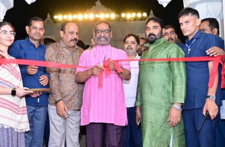 मुख्यमंत्री हेमन्त सोरेन ने किया दुर्गा पूजा पंडाल का अनावरण, दी शुभकामनाएं