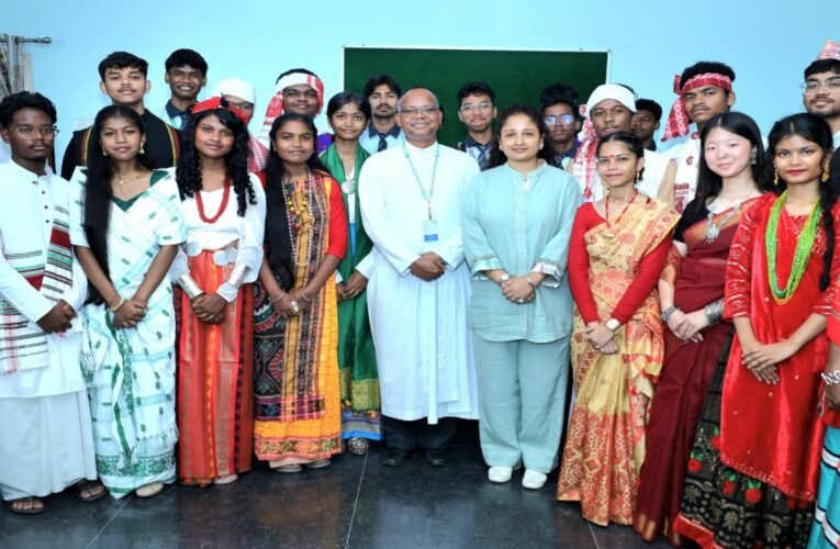 रांची: विधायक कल्पना सोरेन ने संत जेवियर्स स्कूल में आर्ट और साइंस एग्जीबिशन का किया अवलोकन