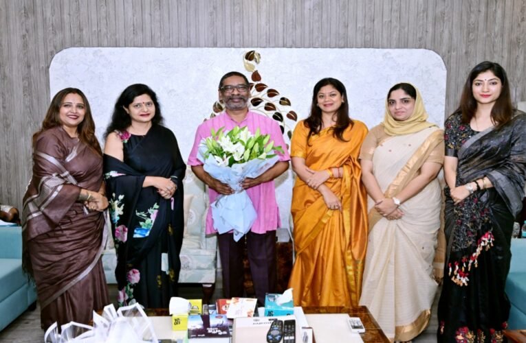 झारखंड: जेसोवा ने मुख्यमंत्री हेमन्त सोरेन को सौंपा दिवाली मेला का निमंत्रण