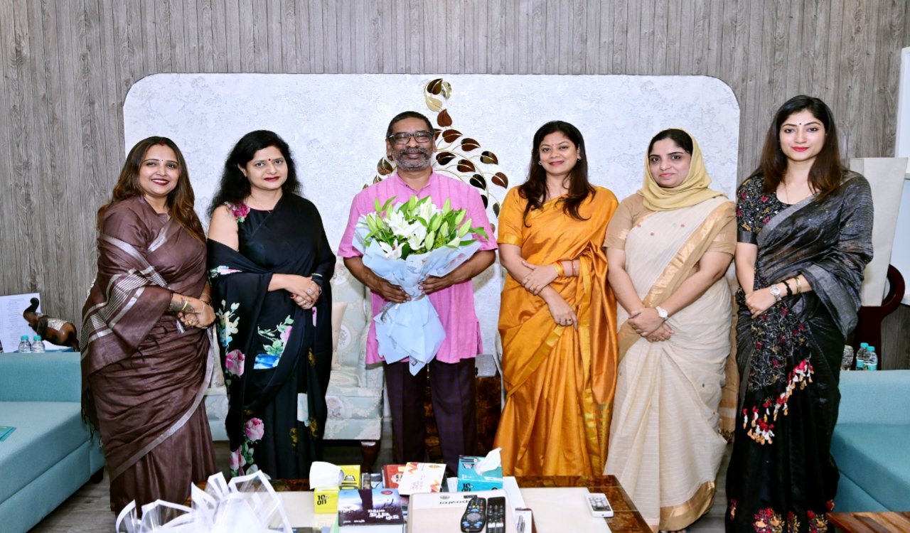 झारखंड: जेसोवा ने मुख्यमंत्री हेमन्त सोरेन को सौंपा दिवाली मेला का निमंत्रण 7 20250927 161224