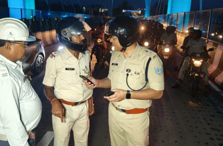 रांची SSP राकेश रंजन ने बाइक पर लिया दुर्गा पूजा सुरक्षा व्यवस्था का जायजा