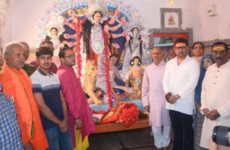 लालपुर के प्राचीन माँ दुर्गा मंदिर में आदित्य विक्रम जायसवाल ने किया प्रतिमा पट का अनावरण