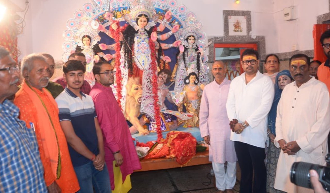लालपुर के प्राचीन माँ दुर्गा मंदिर में आदित्य विक्रम जायसवाल ने किया प्रतिमा पट का अनावरण 4 20250928 132239