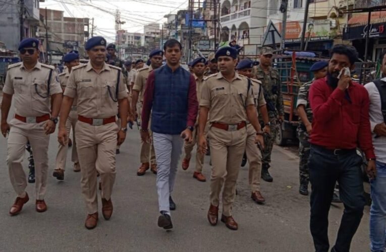 दुर्गापूजा को लेकर जिला प्रशासन का फ्लैग मार्च, सुरक्षा व्यवस्था चाक-चौबंद