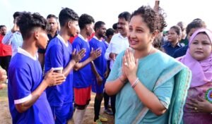 गांडे विधायक कल्पना सोरेन ने तेलोडीह में फुटबॉल टूर्नामेंट में बतौर और मुख्य अतिथि के रूप में लिया हिस्सा 7 20250928 180550
