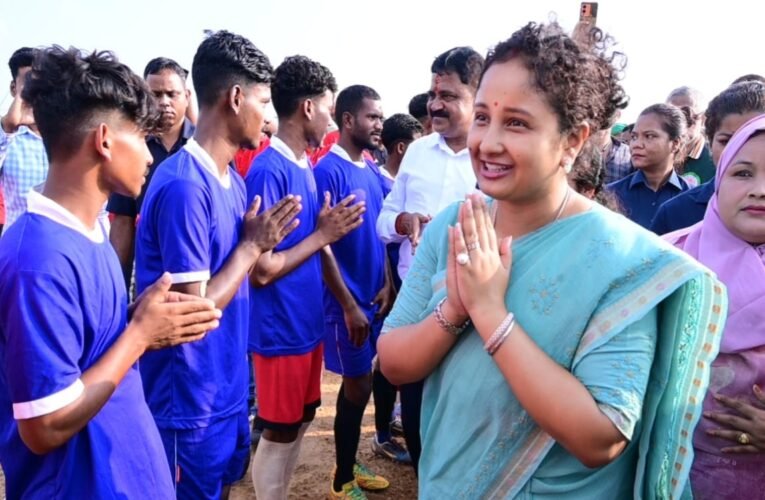 गांडे विधायक कल्पना सोरेन ने तेलोडीह में फुटबॉल टूर्नामेंट में बतौर और मुख्य अतिथि के रूप में लिया हिस्सा
