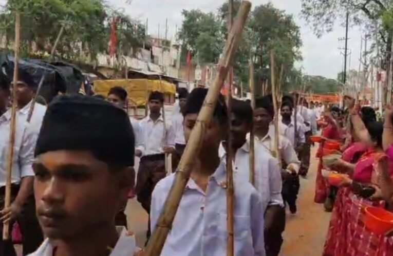 सिमडेगा में RSS के शताब्दी वर्ष के उपलक्ष्य में भव्य पथ संचलन, पुष्प वर्षा से हुआ स्वागत