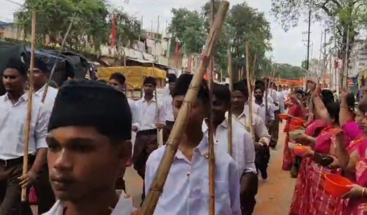 सिमडेगा में RSS के शताब्दी वर्ष के उपलक्ष्य में भव्य पथ संचलन, पुष्प वर्षा से हुआ स्वागत 2 20250928 210105