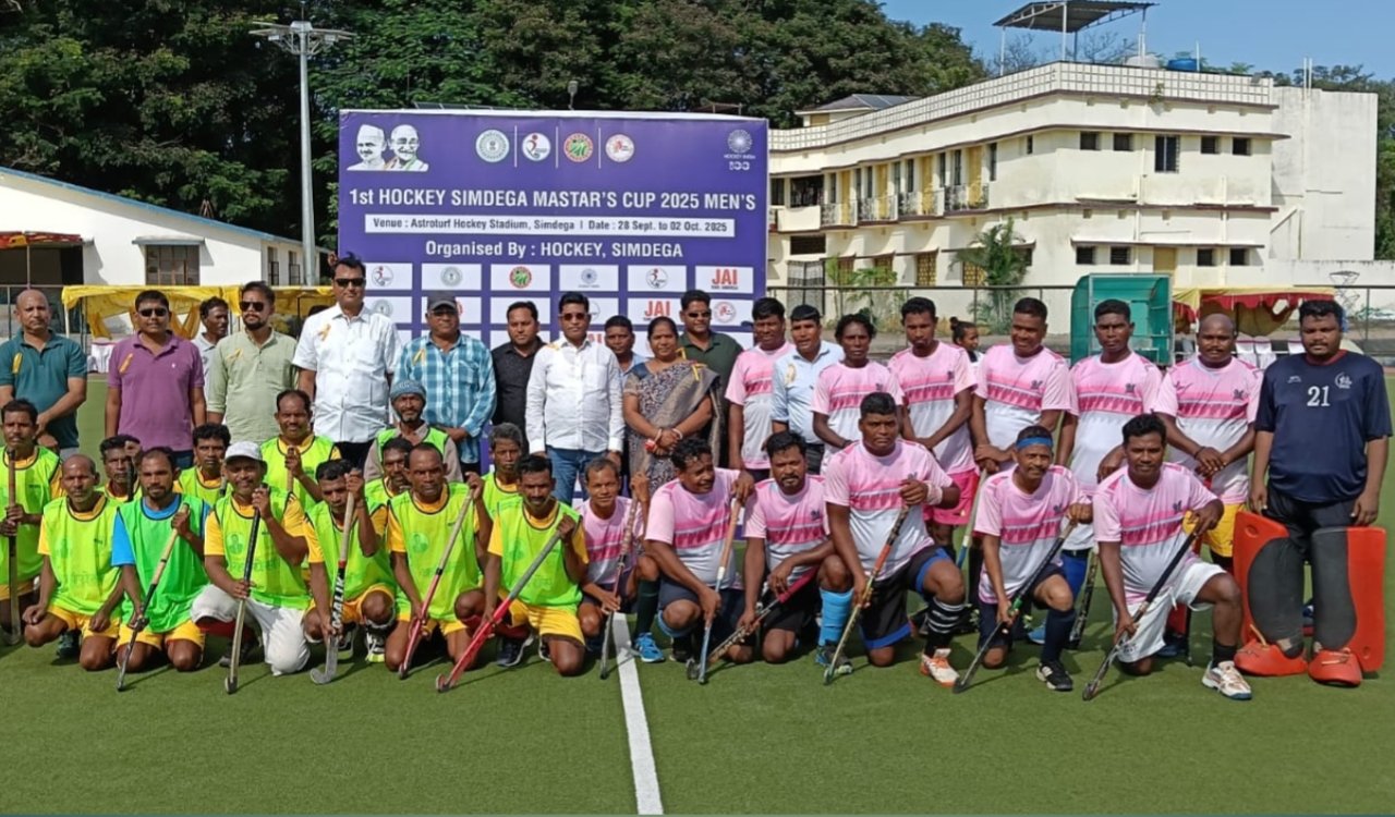 1st हॉकी सिमडेगा मास्टर्स कप 2025: 40+ उम्र के दिग्गजों का जोरदार आगाज, ग्रामीण खिलाड़ियों में उत्साह की लहर 6 20250928 210953