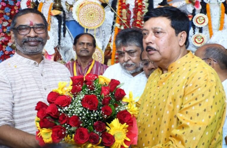 मुख्यमंत्री हेमन्त सोरेन ने रांची में श्री श्री बांधगाड़ी और हरिमती मंदिर दुर्गा पूजा पंडाल का किया उद्घाटन