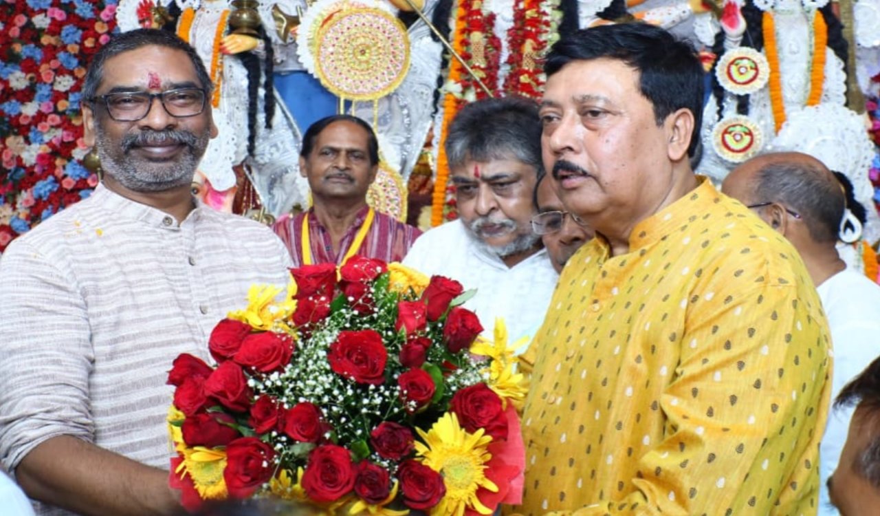 मुख्यमंत्री हेमन्त सोरेन ने रांची में श्री श्री बांधगाड़ी और हरिमती मंदिर दुर्गा पूजा पंडाल का किया उद्घाटन 4 20250928 214421