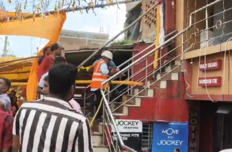 बोकारो के फुसरो बाजार में ज्वेलरी शॉप और ड्रेसेज स्टोर में भीषण आग, लाखों का नुकसान; शॉर्ट सर्किट से लगी आग की आशंका