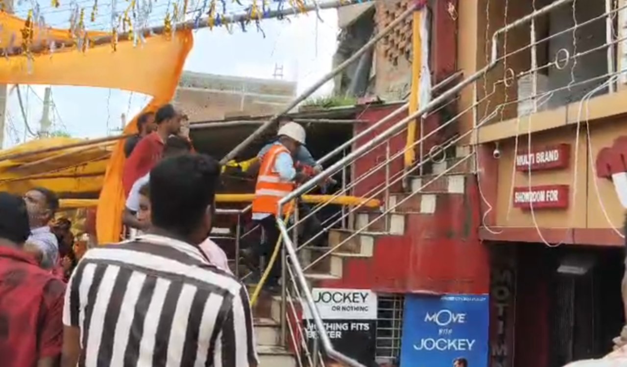 बोकारो के फुसरो बाजार में ज्वेलरी शॉप और ड्रेसेज स्टोर में भीषण आग, लाखों का नुकसान; शॉर्ट सर्किट से लगी आग की आशंका 20250929_222205