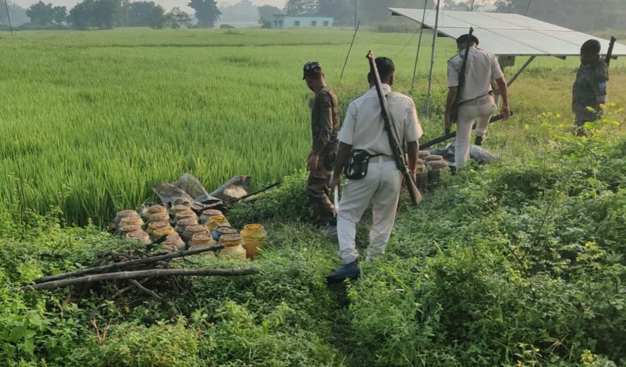 उत्पाद विभाग ने अवैध शराब के खिलाफ की बड़ी कार्रवाई, 1100 किलो जावा महुआ और 45 लीटर शराब जब्त 6 20250930 095243