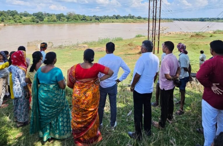 सिमडेगा: शंख नदी में डूबे 6 वर्षीय बालक की तलाश में जुटा प्रशासन, विधायक भूषण बाड़ा ने लिया जायजा