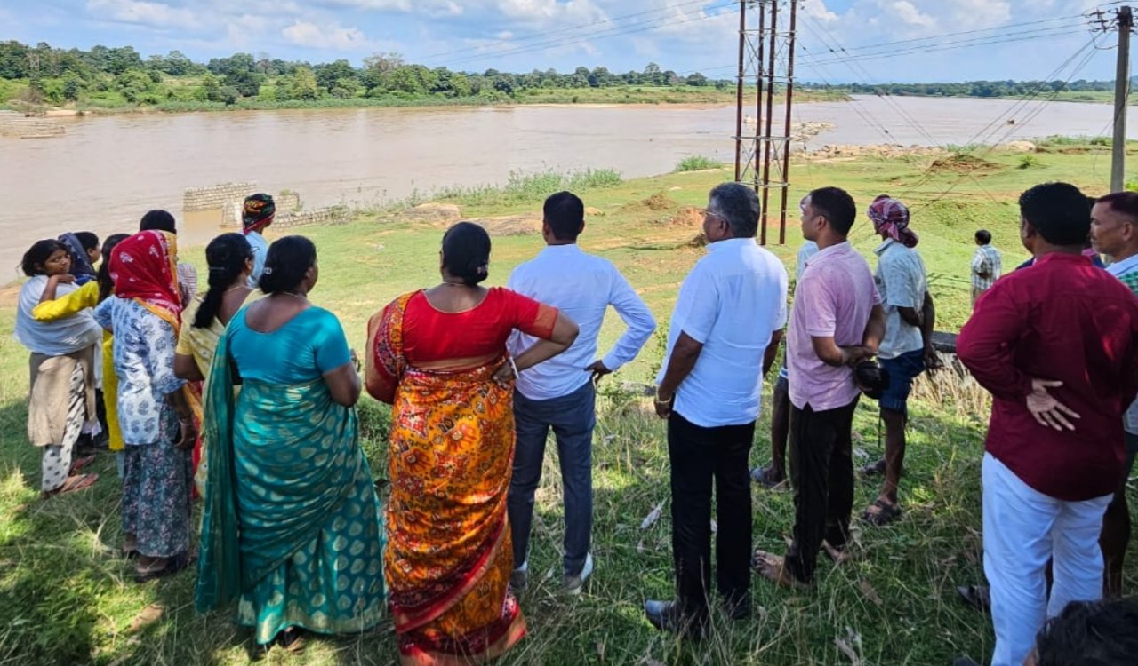 सिमडेगा: शंख नदी में डूबे 6 वर्षीय बालक की तलाश में जुटा प्रशासन, विधायक भूषण बाड़ा ने लिया जायजा 4 20250930 163850