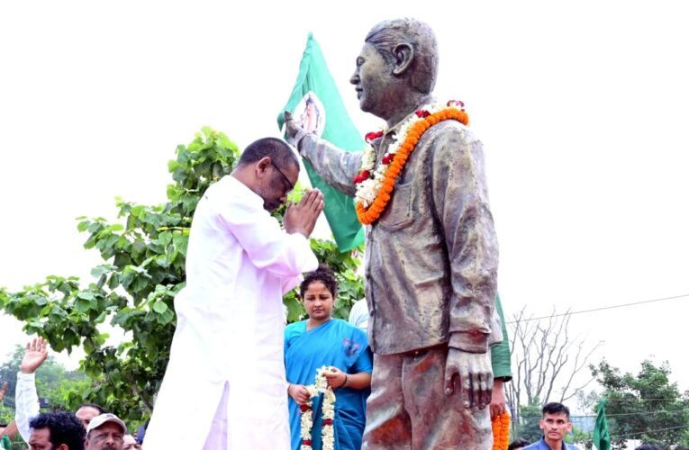 दुर्गा सोरेन जयंती: लोवाडीह चौक पर CM हेमंत सोरेन ने अर्पित की श्रद्धांजलि, कहा– संघर्ष और विचारधारा झामुमो की धरोहर।