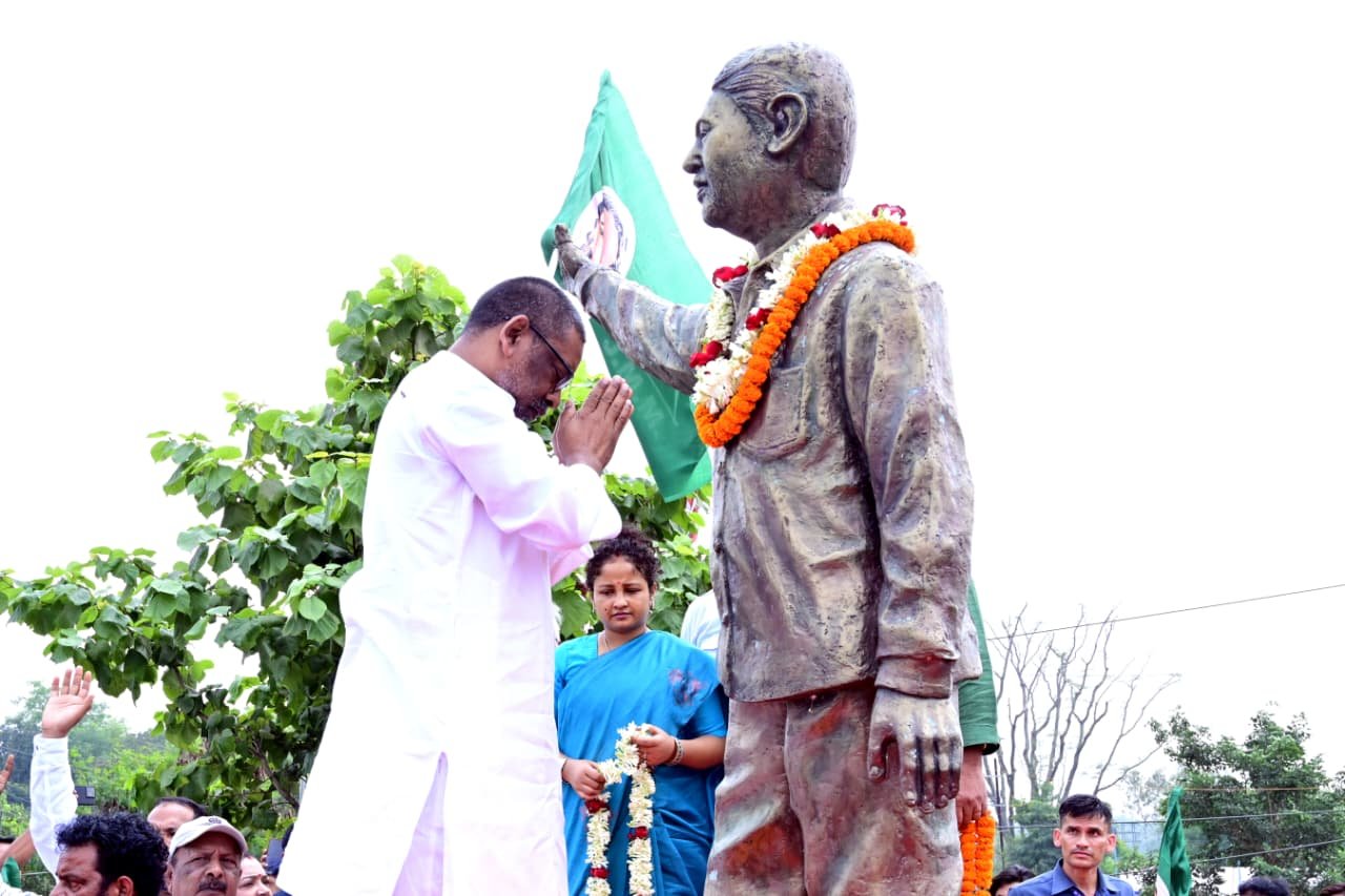 दुर्गा सोरेन जयंती: लोवाडीह चौक पर CM हेमंत सोरेन ने अर्पित की श्रद्धांजलि, कहा– संघर्ष और विचारधारा झामुमो की धरोहर। 3 IMG 20250910 WA0041