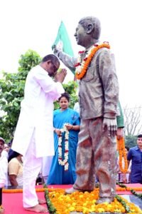 दुर्गा सोरेन जयंती: लोवाडीह चौक पर CM हेमंत सोरेन ने अर्पित की श्रद्धांजलि, कहा– संघर्ष और विचारधारा झामुमो की धरोहर। 4 IMG 20250910 WA0043