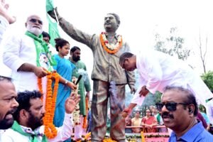 दुर्गा सोरेन जयंती: लोवाडीह चौक पर CM हेमंत सोरेन ने अर्पित की श्रद्धांजलि, कहा– संघर्ष और विचारधारा झामुमो की धरोहर। 5 IMG 20250910 WA0045