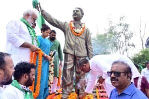 दुर्गा सोरेन जयंती: लोवाडीह चौक पर CM हेमंत सोरेन ने अर्पित की श्रद्धांजलि, कहा– संघर्ष और विचारधारा झामुमो की धरोहर। 6 IMG 20250910 WA0047