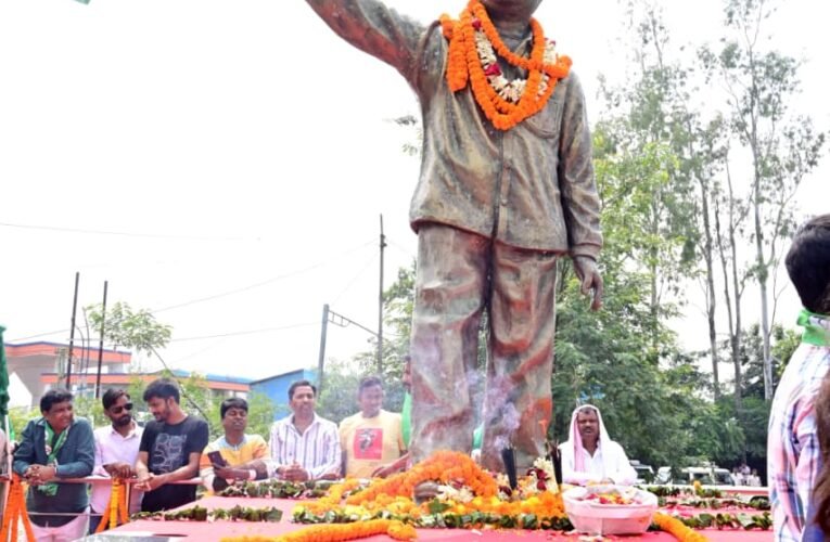 झारखंड आंदोलन के प्रणेता दुर्गा सोरेन की जयंती पर बेटियों ने दी श्रद्धांजलि, RIMS-2 निर्माण पर उठाए सवाल।